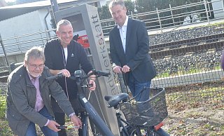 Mitorganisator Hartmut Rübbelke (v.l.), Projektmanager Jörg Ruppelt und Bürgermeister Michael Berens nehmen die Service-Station für Räder in Gebrauch. - Dietmar Gröbing