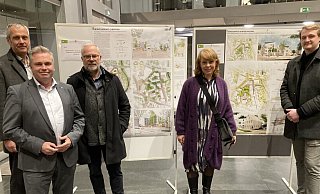 Zwei Entwürfe erhielten beim Janup-Wettbewerb den zweiten Platz. Einer von ihnen wird nun realisiert. Die besten Entwürfe werden präsentiert von Stadtbaudezernent Peter Maria Böhm, Bürgermeister Tim Kähler, Projektbetreuer - Matthias Bungeroth