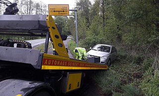 Ein mit vier Personen besetzter Corsa verunglückte am Samstag kurz vor der Kreuzung zur Bundesstraße 252. - Burkhard Battran