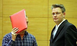 Der drogenabhängige Vater hatte im Rausch seine Zwillingsbabys fallenlassen, ein Säugling starb in dieser Nacht. Verteidiger Alexander Klemme steht ihm auch in Hagen zur Seite. - Wolfgang Rudolf
