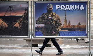 Werbeplakat für die «Vaterlandsverteidigung» in St. Petersburg (Archivbild). Nun wirbt Russlands Verteidigungsministerium mit einem Action-Video um Freiwillige. - Dmitri Lovetsky/AP/dpa