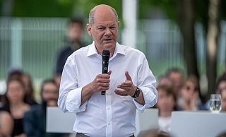 Bundeskanzler Olaf Scholz freut sich auf die Fußball-EM. - Michael Kappeler/dpa