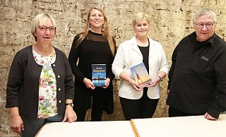 Auf Einladung von Martina Lange (l.) und Jörg Czyborra (r.) stellen die Mindener Krimi-Autorinnen Meike Messal (2. v. l.) und Doris Oetting im Bürgerhaus ihre jüngsten Thriller vor. - Knut Dinter