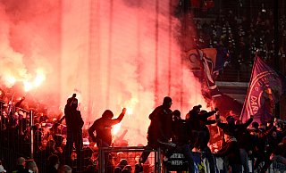 Aggressives Verhalten, Pyrotechnik, Auseinandersetzungen mit der Polizei: Das hat eine Mindenerin in der Beziehung mit einem Ultra mitbekommen. - dpa