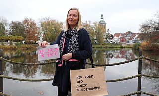 Stefanie Knöbel bietet mit ihrer "Knöbelei" auch Rheda-Wiedenbrück-Artikel an, weil sie ihre Heimatstadt so sehr mag. - Marion Pokorra-Brockschmidt