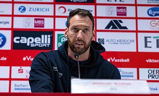 Trainer Mitch Kniat von Arminia Bielefeld während der Pressekonferenz nach dem Spiel bei Viktoria Köln: Er muss keine Strafe durch den DFB mehr befürchten. - Teresa Kroeger