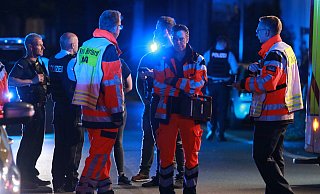 Polizei und Rettungsdienst sind zu einem Großeinsatz an der Ahmser Straße ausgerückt. Mindestens drei Personen werden verletzt in den Rettungswagen behandelt. Die Ursache für die Auseinandersetzung ist noch völlig unklar. - Claus Frickemeier