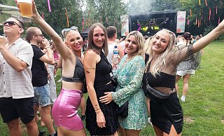 Festival im Kreis Gütersloh: Julia Hinzmann, Elena Tuztas, Bianca und Alina Stockmeyer (v. l.) aus Gütersloh genießen die Festival-Atmosphärem und freuten sich insbesondere auf DJ Noel Haller. - Karin Prignitz