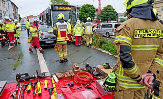 Die beiden Insassen des VW waren im Fahrzeug eingeschlossen und mussten durch die Feuerwehr befreit werden. - Ralph Meyer