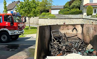 Heiß entsorgt: die Reste des ehemaligen Haarstudios Vollmer an der Bürener Straße standen am Samstagnachmittag in einem Container in Flammen. - Ralph Meyer