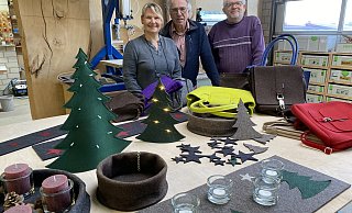 Kerstin Lippelt (v. l.), Hubert Beumler und Hans Backhaus freuen sich auf viele Hobbybastler, die sie ab November in ihrer offenen Werkstatt begrüßen wollen. - Nicole Sielermann