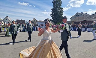 Jörg und Susanne Frewert, die amtierenden Majestäten, beim Jubiläumsschützenfest in Brenkhausen. - Katharina Maria Grote