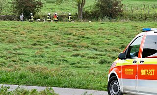 Feuerwehrleute unterstützten den Rettungsdienst beim Transport der Verletzten aus dem Flussbett der Alme zum Rettungswagen. - Ralph Meyer