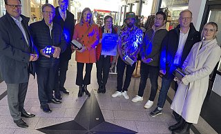 Optimistisch, dass die Blue Night ein voller Erfolg wird, sind Bürgermeister Lars Bökenkröger (v.l.), Andreas Kelch (Volksbank), Matthias Paschke (Stadtsparkasse), Beate Krämer (Staatsbad), Hannelore Arndt (Initiative Bad Oeynhausen), Mohammed Khodeir (Mahalo), Barnd Duong (Villa Q), Tim Schütte (Initiative Bad Oeynhausen) und Selina Sudermann (Porta-Event). - Elke Niedringhaus-Haasper