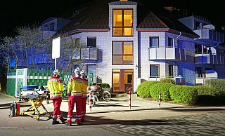 Nach einem Küchenbrand in einer Dachgeschosswohnung am Minzeweg wurde ein Bewohner mit Verdacht auf Rauchgasvergiftung ins Krankenhaus eingeliefert. - Ralph Meyer