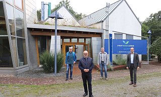 Fred Wokittel (v.l.), Matthias Kreft, Holger Freymuth und Bernd Poggemöller stehen vor der Heizzentrale. - Dirk Windmöller