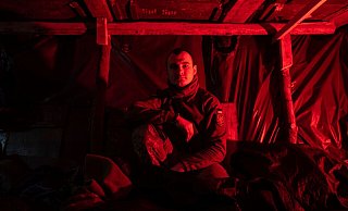 Im Krieg gegen die Ukraine fehlt es beiden Seiten an Munition - hier ein ukrainischer Soldat in Bachmut. - Evgeniy Maloletka/AP