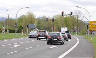 An der Kreuzung der Bundesstraße 239 mit der Gestringer Straße in Gestringen soll laut Anklage die Gefährdung des Straßenverkehrs durch zwei Autofahrer begonnen haben. - Joern Spreen-Ledebur An der Kreuzung der Bundesstraße 239 mit der Gestringer Straße in Gestringen soll laut Anklage die Gefährdung des Straßenverkehrs durch zwei Autofahrer begonnen haben. - Joern Spreen-Ledebur