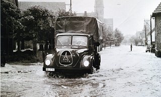 Auf Höhe des Frischmarktes Rüther (heutige Osttorstraße) hatten selbst Lkw mit hoher Bodenfreiheit Probleme, die Wassermassen zu durchfahren. - Gemeindechronik/Repro: L. Schenk