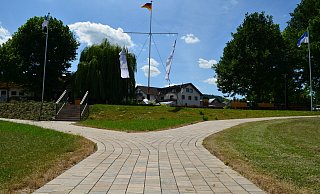 Barrierefrei, offen und modern: Über eine Treppe oder einen abschüssigen Weg erreichen Touristen und Einheimische den Dampferanleger. - Nicole Fischer