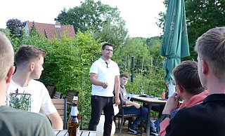 Dialog vor der Wahl: Bürgermeister-Kandidat Florian Haase (FDP) hatte alle Erstwähler aus der Stadt Rahden eingealden und mehrere Dutzend folgten dem. Haase stellte sich vor und sprach mit den Jugendlichen über deren Wünsche und Vorschläge.?Foto: Joern Spreen-Ledebur - Joern Spreen-Ledebur Dialog vor der Wahl: Bürgermeister-Kandidat Florian Haase (FDP) hatte alle Erstwähler aus der Stadt Rahden eingealden und mehrere Dutzend folgten dem. Haase stellte sich vor und sprach mit den Jugendlichen über deren Wünsche und Vorschläge.?Foto: Joern Spreen-Ledebur - Joern Spreen-Ledebur