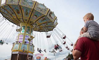 Schon unmittelbar nach der Eröffnung des Blama herrschte Betrieb an den Fahrgeschäften wie hier am Kettenkarussell. - Joern Spreen-Ledebur