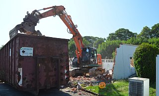 Der Bagger ist im Einsatz: Das Hundehaus wird größtenteils abgerissen und erhält Gitterwände und ein neues Dach. Zukünftig wird es dort 16 Zwinger geben. - Nicole Fischer