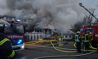 Ein spektakuläres Bild - und ein Haufen Arbeit. Am 16. Februar brannte das ehemalige Hotel am Kaiserbrunnen in Brakel lichterloh. - Nicole Fischer