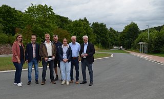 Haben gemeinsam an dem Projekt gearbeitet (v.l.): Laura Übel (stellvertretende Ordnungsamtsleiterin), Ralf Meibom (ehemaliger stell. Ordnungsamtsleiter), Tiefbauingenieur Rainer Wohlfahrt, Andreas Hartmann (Elektro Hartmann), Katharina Zietz (Erdbau Hake), Bürgermeister Hubertus Grimm und Günter Weskamp.?Fotos: Nicole Fischer - Nicole Fischer