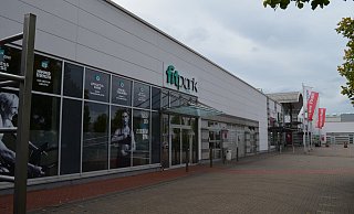 Noch steht der Schriftzug des alten Werre-Park-Mieters über dem Eingang. Bald aber soll dort "Sports Club" zu lesen sein. - Falk Justus Rahn