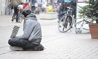 Bettler gehören in Bielefelds Einkaufszonen zum Straßenbild. - Ingo Müntz Bettler gehören in Bielefelds Einkaufszonen zum Straßenbild. - Ingo Müntz