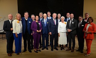 Trafen sich zur 80-Jahr-Feier der Harting Technologiegruppe in Espelkamp: Henning Vieker (Büürgermeister Espelkamp), Maresa Harting-Hertz (stellvertretende Vorstandsvorsitzende), Kai Abruszat (Bürgermeister Stemwede), Achim Post (Co-Vorsitzender NRW-SPD), Anna Katharina Bölling (Regierungspräsidentin), Michael Jäcke (Bürgermeister Minden), Dietmar Harting, Philip Harting (Vorstandsvorsitzender), Christian Wulff (früherer Bundespräsident), Frank Haberbosch (Bürgermeister Lübbecke), Margrit Harting, Marko Steiner (Bürgermeister Pr. Oldendorf), Ali Dogan (Landrat), Oliver Vogt (CDU-Bundestagsabgeordneter), Bert Honsel (Bürgermeister Rahden) und Bianca Winkelmann (CDU-Landtagsabgeordnete). - Joern Spreen-Ledebur
