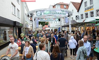Am Sonntag öffneten die Geschäfte im Herzen Lübbeckes zum verkaufsoffenen Sonntag. Da war auch in der Langen Straße viel los. - Joern Spreen-Ledebur