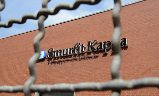 Ist demnächst mal weg: Das Werk Smurfit Westrock an der B239 in Lübbecke hieß zuvor Smurfit Kappa. Dieser Name ziert noch immer eine Außenwand. - Joern Spreen-Ledebur