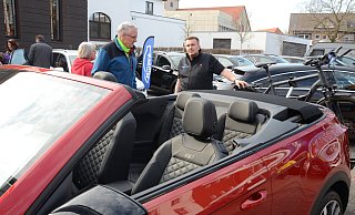 Die Rahdener Automesse sei nach wie vor wichtig, sagte Nils Dunkel. Am Wochenende stellte er den Gäste unter anderem auch ein VW-Cabrio vor. - Joern Spreen-Ledebur