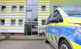 Die Polizei ermittelte am Karsamstag am Tatort am Graudenzer Weg in Espelkamp. Die Kriminaltechnik aus Bielefeld war ebenfalls vor Ort. - Joern Spreen-Ledebur