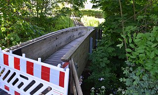 Gesperrt: Die Holzbrücke über den Bollerbach bleibt für Fußgänger ab sofort gesperrt.Der Rat hat Gelder bewilligt, um sie 2026 zu sanieren. - Nicole Fischer