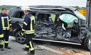 Der Mercedes wurde bei dem Unfall völlig zestört. - Oliver Plöger