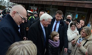 Während seiner Ortszeit in Espelkamp genoss Bundespräsident Frank-Walter Steinmeier auch vor dem Bürgerhaus das Bad in der Menge. - Joern Spreen-Ledebur