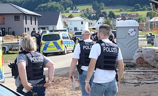 Polizeikräfte waren am Lerchenweg in Lübbecke und einem östlich angrenzenden Neubaugebiet im Einsatz. - Joern Spreen-Ledebur
