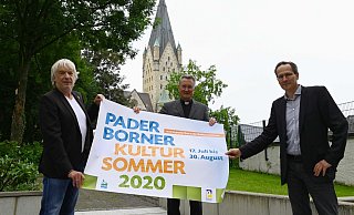 Carsten Hormes vom Kulturbüro OWL (v. l.), Dompropst Monsignore Joachim Göbel und Jens Reinhard, Leiter Öffentlichkeitsarbeit und Stadtmarketing und Pressereferent der Stadt Paderborn. - Ronald Pfaff/Erzbistum Paderborn