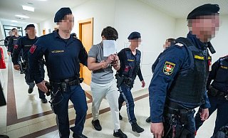 Eine Jugendgruppe soll eine Lehrerin vergewaltigt haben - nun stehen die jungen Männer vor Gericht. - Georg Hochmuth/APA/dpa