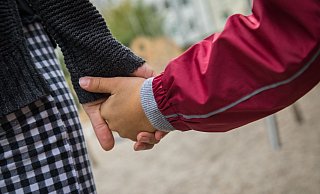 Als Bezugsperson da sein, wenn man gebraucht wird – so gelingt es, die seelische Gesundheit von Kindern und Jugendlichen zu stärken. - Christin Klose/dpa-tmn