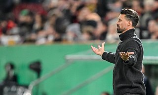 Was nun, Herr Wagner? Augsburgs Trainer steht auch im DFB-Pokal mit leeren Händen da. - Harry Langer/dpa