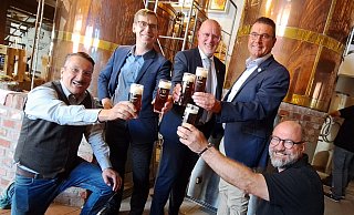 Jan-Henrik Baum (v. l.), Warburgs Bürgermeister Tobias Scherf, Nieheims Stadtoberhaupt Johannes Schlütz, Steinheims Bürgermeister Carsten Torke und Uwe Tittel stoßen voller Vorfreude aufs neue "Flechtwerk" an - erst einmal mit dem bekannten Nieheimer Bier. - Madita Schellenberg