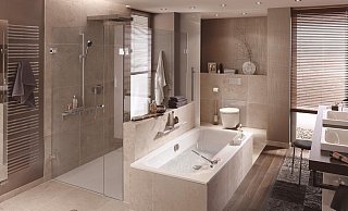 Eine stilvolle und funktionale Abtrennung zwischen Dusche und Badewanne für moderne Badezimmer. - Menke Glas GmbH