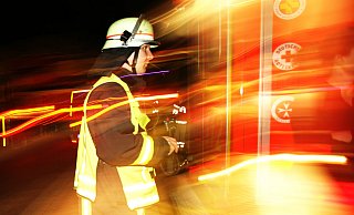 Die Abfahrt Bielefeld-Ost der A 2 ist noch bis gegen 19 Uhr gesperrt. Ein ausgebrannter Wagen wird dort geborgen. - Sarah Jonek