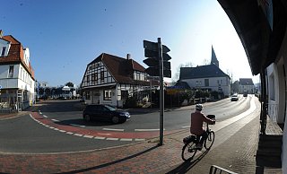 In Pr. Oldendorf führt die Bundesstraße 65 in einer 180-Grad-Kurve um den Kirchplatz und die angrenzende Bebauung herum. Begegnen sich zwei Lkw, kann es in der Kurve schon mal eng werden. - Joern Spreen-Ledebur