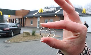 Ringtausch bei McDonald's in Bünde? Paare können sich für eine Hochzeit im Fast-Food-Restaurant bewerben. - Celina Allard