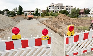 Das neue Wohnbaugebiet wird derzeit über den Küferweg erschlossen. Im Hintergrund sind die Hochhäuser der Wohnoase zu sehen, die ihre Zufahrt über den Otternbuschweg haben. - Ralf Bittner